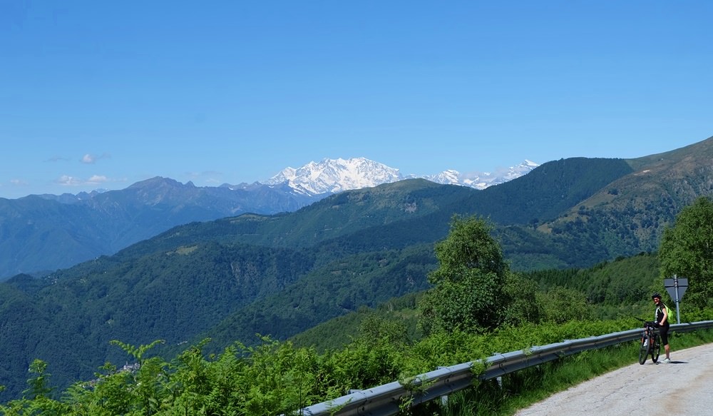 Blick zum Monte Rosa Massiv am Horizont mit der Dufourspitze 4634 m, das Grenzgebiet von Piemont, Aostatal und Wallis. 