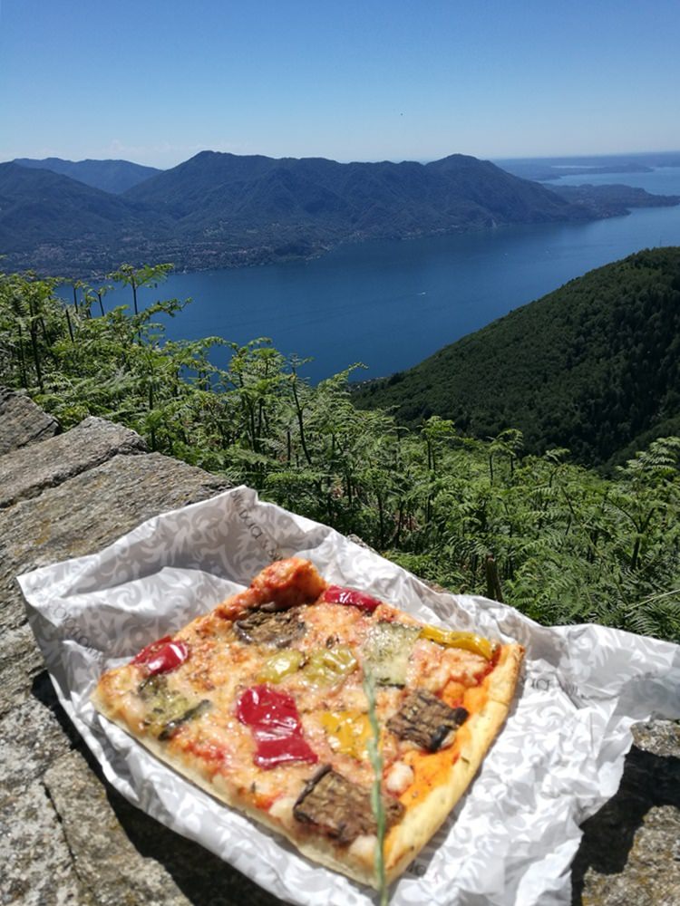 Picknick mit Pizza aus der vermutlich besten Bäckerei am Lago Maggiore.