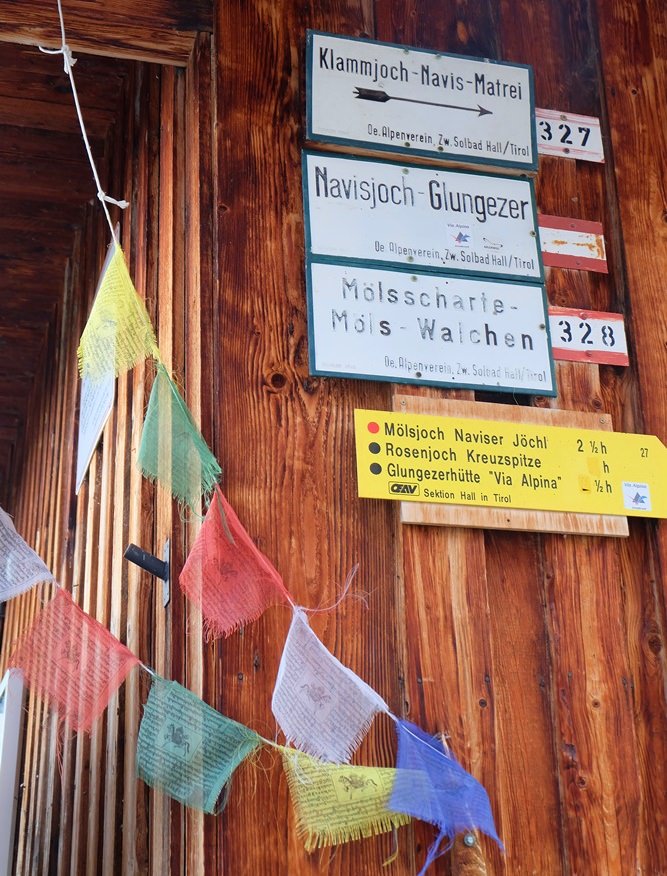 Inntaler Höhenweg Schilder an der Wand der Hütte