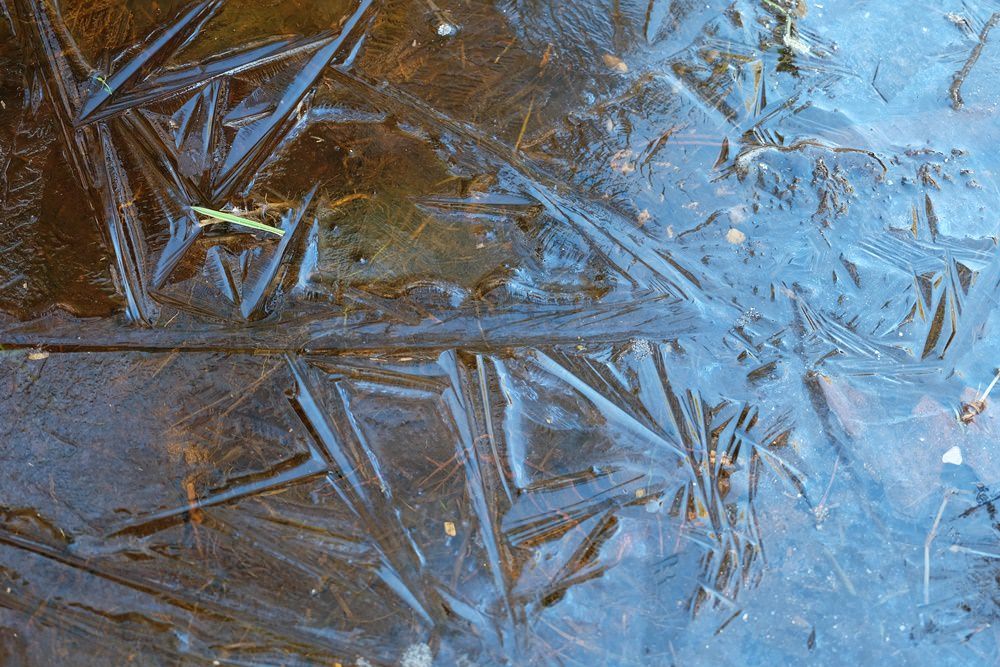 Zugefrorene Pfütze