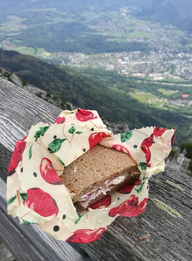 Weniger Plastik, weniger Müll, mit Bienenwachstuch am Berg.