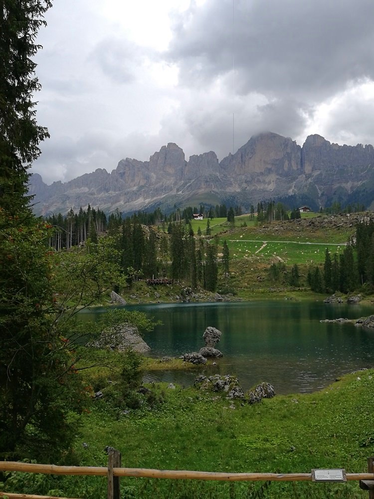 Karer See in Südtirol bei grauem Wetter