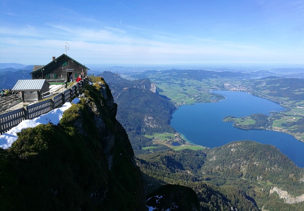 Himmelspforthütte und Mondsee am Schafberg Gipfel