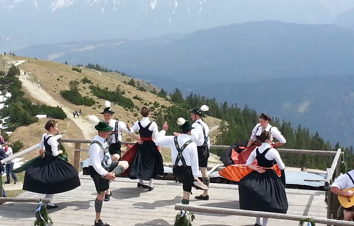 Feiertag am Wank über Garmisch-Partenkirchen