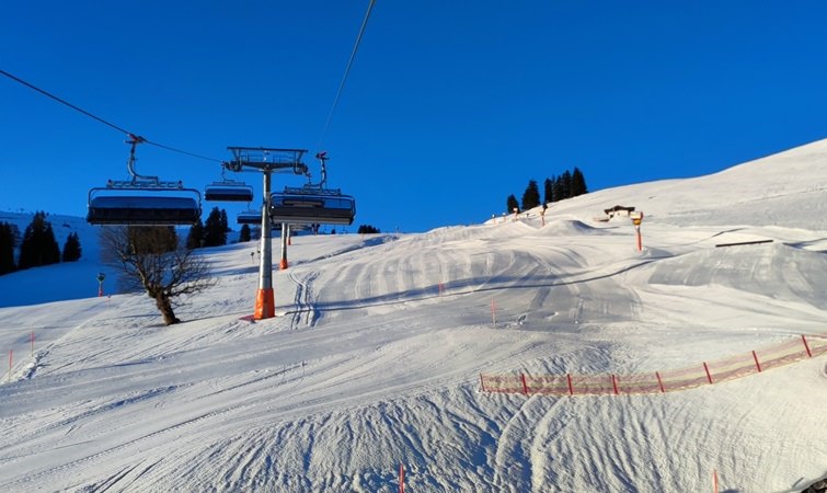 Im Skilift früh am Morgen