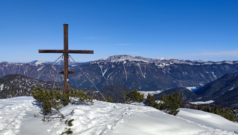 Gipfelkreuz Kirchberg mit Steinplatte