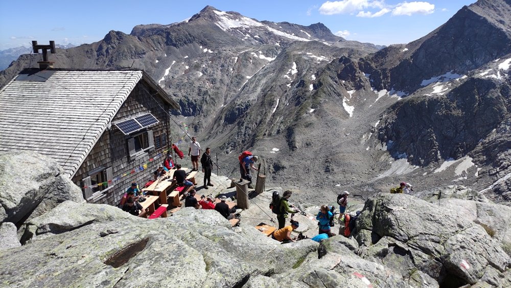 Terrasse der Rojacher Hütte in der Goldberggruppe am Hohen Sonnblick