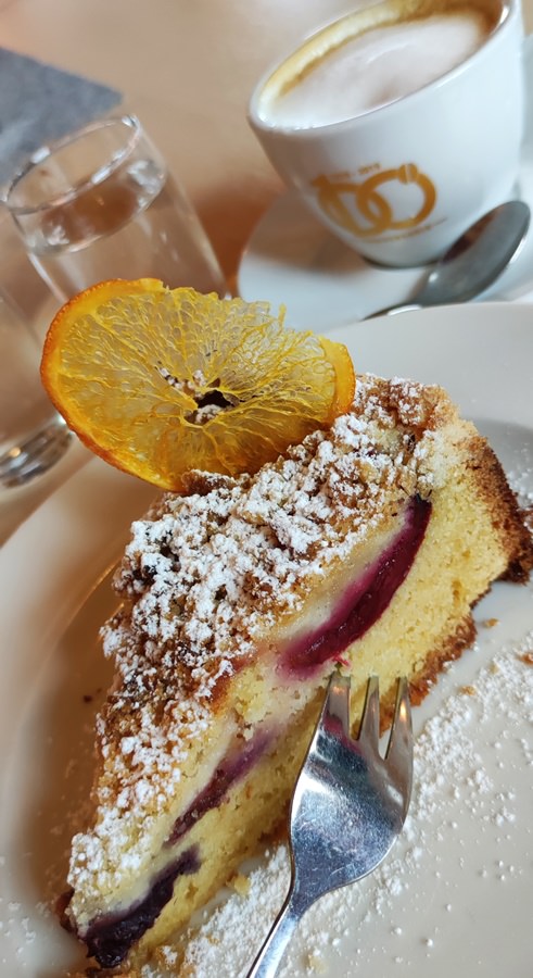 Kaffee und Kuchen im Stubaital/ Tirol