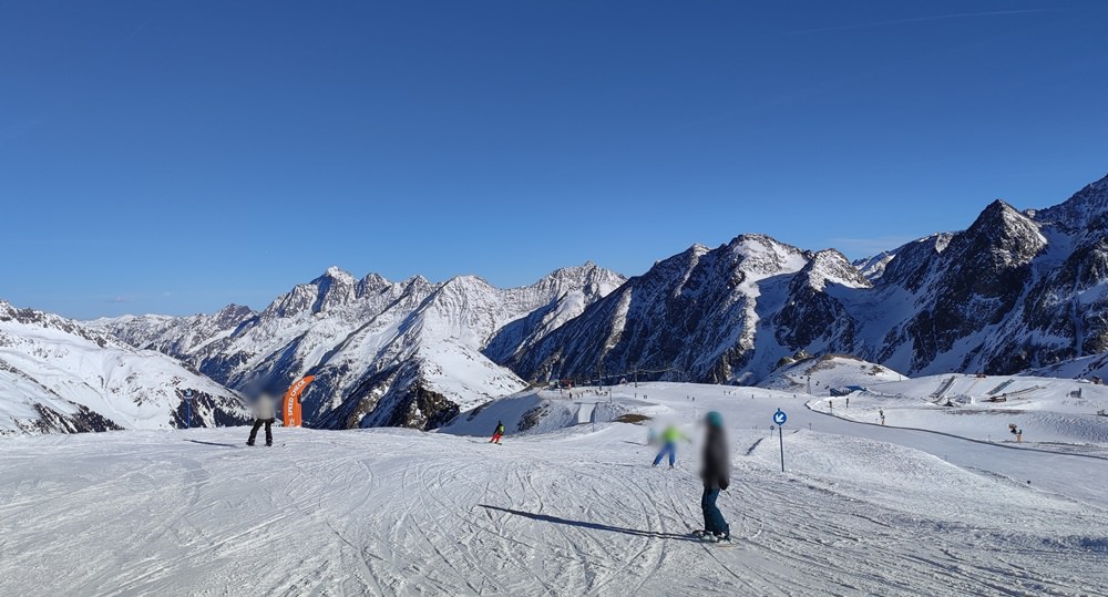 Pisten und Berge am Stubaier Gletscher in Tirol/ Österreich