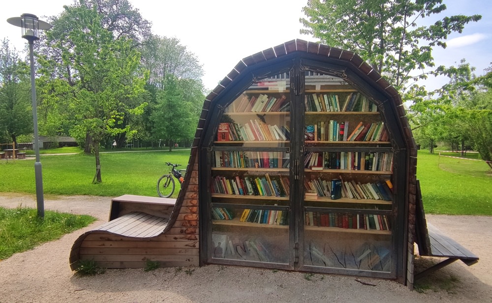 Bücherschrank in Übersee am Chiemsee
