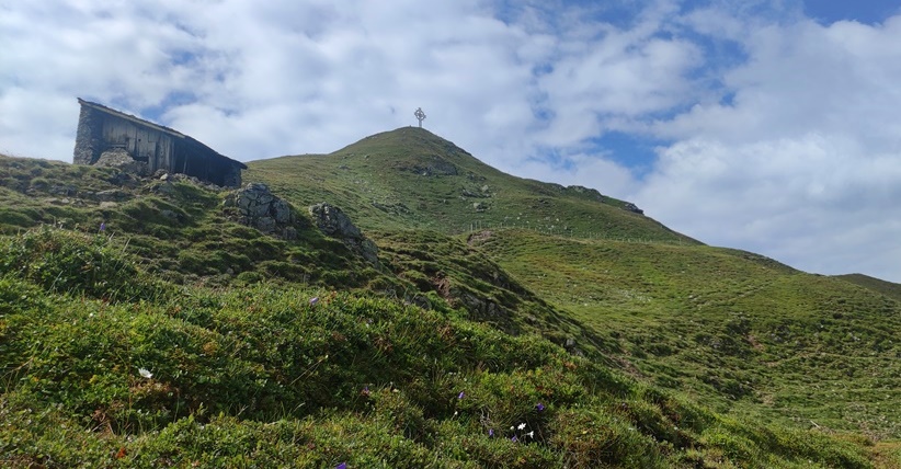 Blick zum Kreuzjoch (unmarkiert, weglos) im Wipptal, Tirol/ Österreich