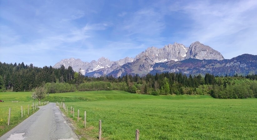 Radfahren mit Kaiser-Panorama in Tirol