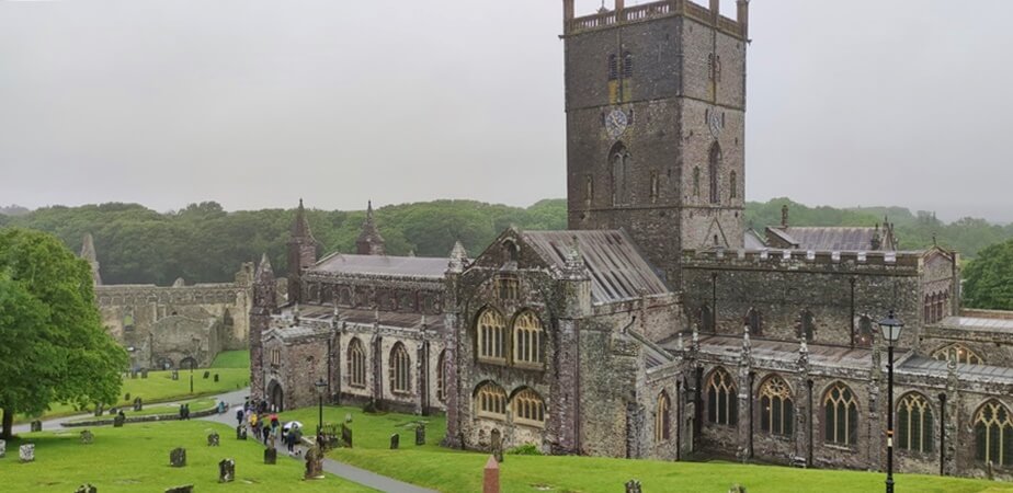 Kathedrale von St. David's im Regen / Wales