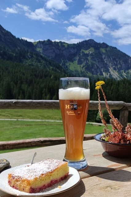 Weißbier und Kuchen auf der Vorderalm