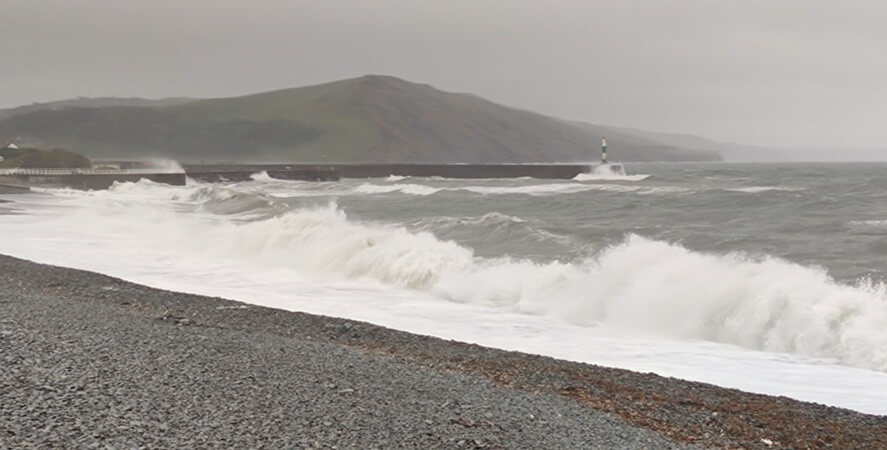 Wilde Wellen bei Aberystwyth/ Wales