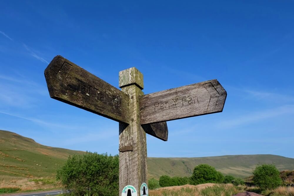 Wander-Wegweiser am Pen y Fan im Brecon Beacons Nationalpark in Wales