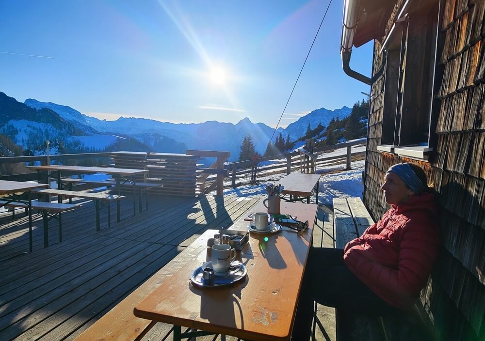Kaffee trinken am Carl-von-Stahl-Haus an einem sonnigen Winter-Tag
