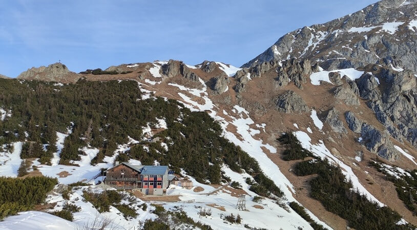 Blick nach unten zum Carl-von-Stahl-Haus, vom Schneibstein Aufstieg aus