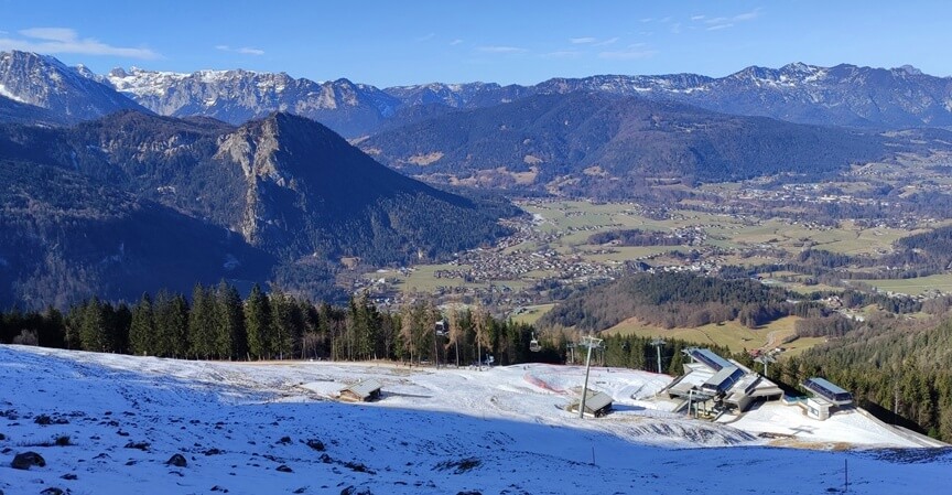 Auf dem Weg zum Jenner mit Blick ins schneefreie Berchtesgadener Tal