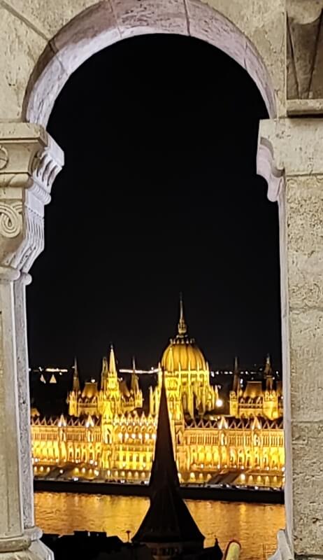 Budapest bei Nacht - Blick zum Parlament