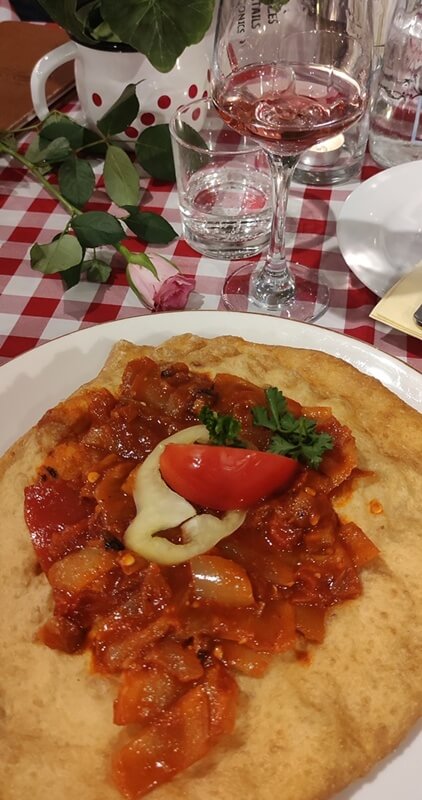 Langos in Budapest in der Restaurant Variante, mit ungarischem Wein und ungarischer Live Musik