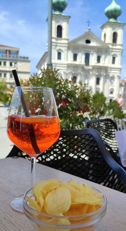Sonntags in Gorizia: Aperol Sprizz auf der Piazza