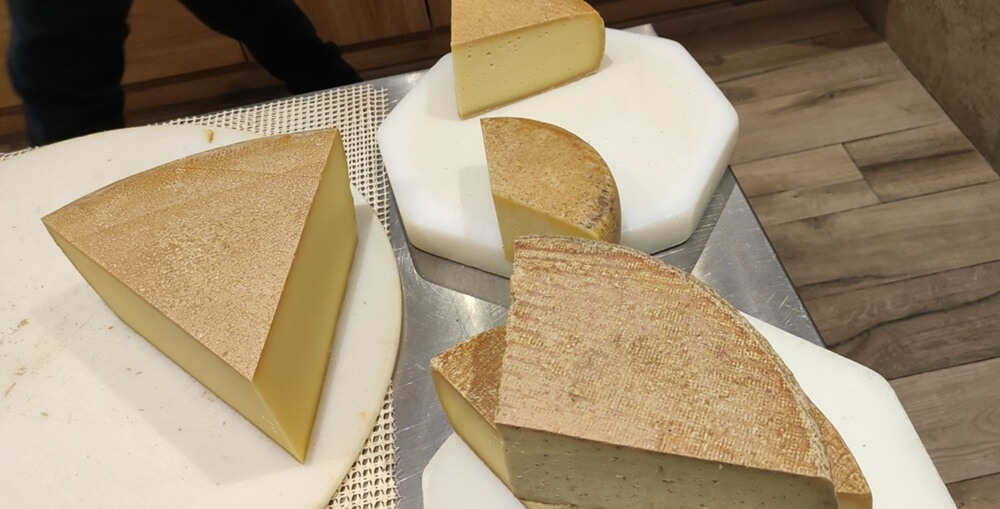 Käse kaufen im Kaskeller in der Tiroler Wildschönau, Österreich